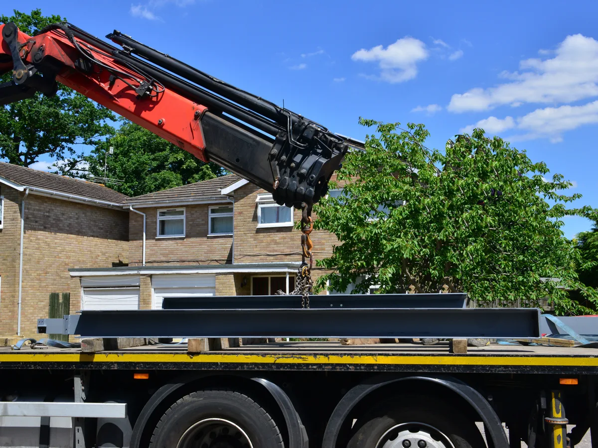 Levage de charpente par camion grue