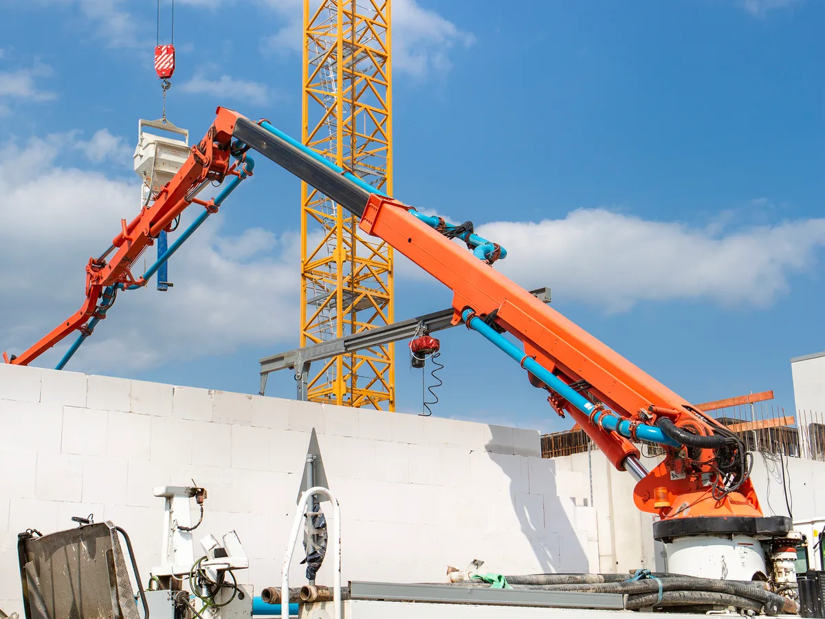 Camion grue en action sur chantier