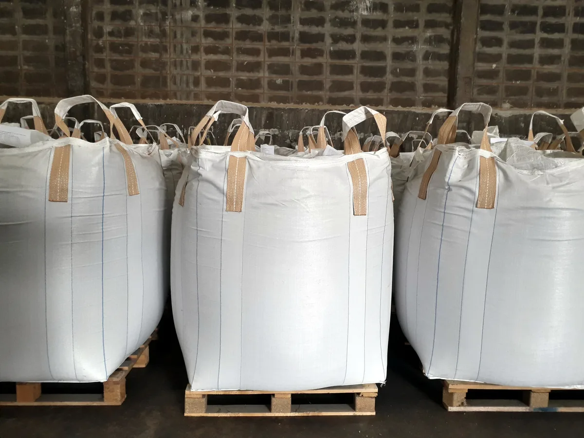 Matériaux et marchandises préparés pour livraison au Cap d'Antibes